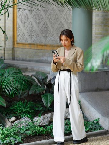 桌面平板与手机并排放置,同时展示听书 App 的渠道对比页面与播放进度,光线柔和